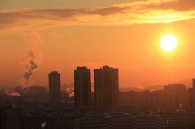 Endüstriyel baca şafakta duman