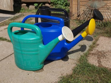 Tarım için çok renkli plastik sulama tenekeleri       