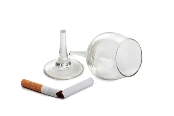 Vidrio Roto Vino Tinto Derramado Cigarrillo Sobre Fondo Blanco —  Fotos de Stock