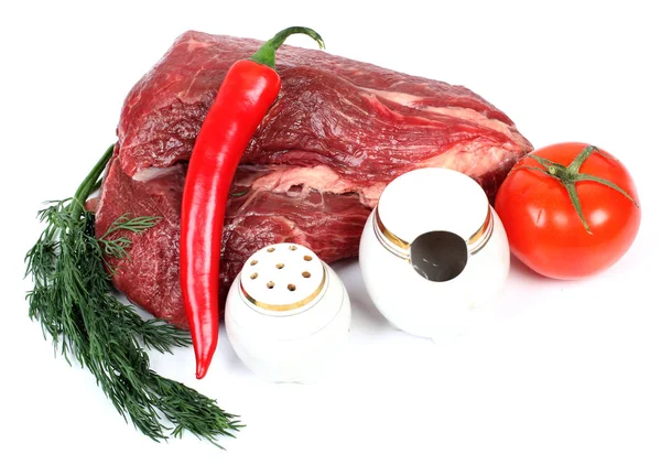 Frisches Rohes Fleisch Und Pfeffer Auf Weißem Hintergrund — Stockfoto