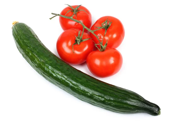 绿的黄瓜和白色背景上的红色西红柿 — 图库照片