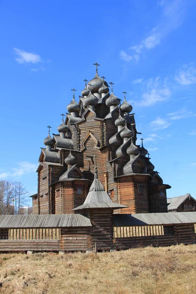 蓝天上的古木教堂 — 图库照片
