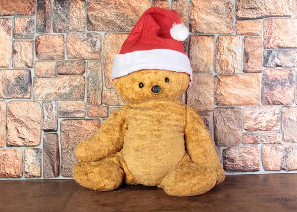 Мишка Тедди Рождественской Шляпе Фоне Кирпичной Стены — стоковое фото