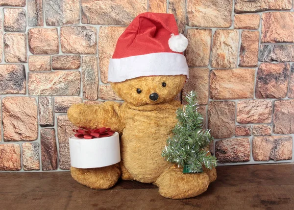Мишка Тедди Рождественской Шляпе Фоне Кирпичной Стены — стоковое фото