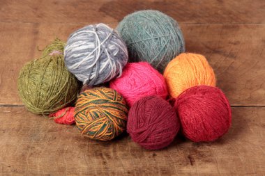 Tahta bir masa örmek için yün yumakları.