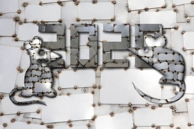 Demir zemin üzerinde metal sıçan silueti