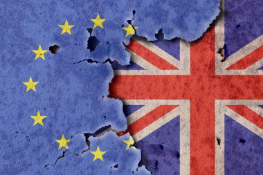 Paslı metal bir duvarda İngiliz ve Avrupa bayrakları. Brexit arkaplanı