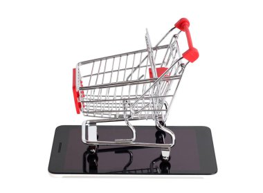 Beyaz arka planda süpermarket arabası ve akıllı telefon