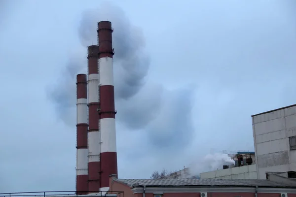 Grote Fabrieksschoorstenen Met Rook Tegen Een Grijze Lucht Opwarming Van — Stockfoto