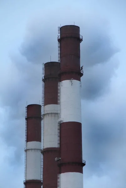 Grote Fabrieksschoorstenen Met Rook Tegen Een Grijze Lucht Opwarming Van — Stockfoto