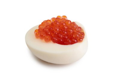 Haşlanmış tavuk yumurtasına kırmızı havyar. Beyaz arkaplandaki izole nesne