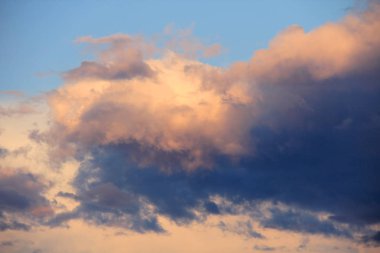 Mavi gökyüzünde büyük beyaz bulutlar