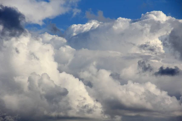 Μεγάλα Άσπρα Σύννεφα Έναν Ψηλό Γαλάζιο Ουρανό — Φωτογραφία Αρχείου