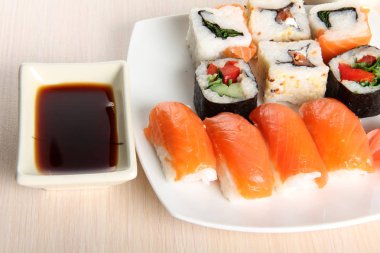 Suşi ve porselen soslu rulo.
