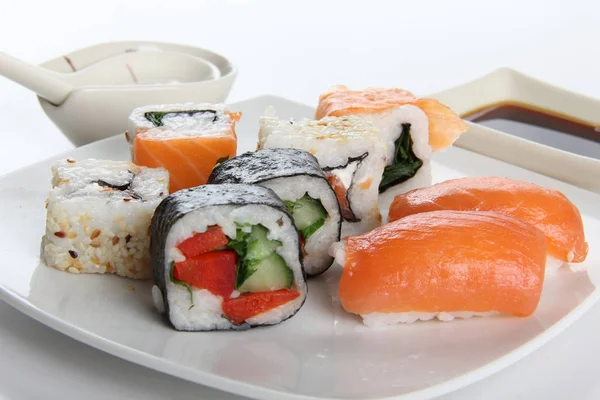 Sushi Rolos Com Molho Porcelana — Fotografia de Stock