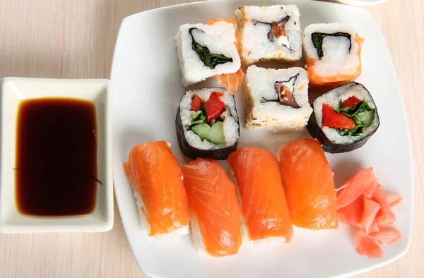 Sushi Rolos Com Molho Porcelana — Fotografia de Stock