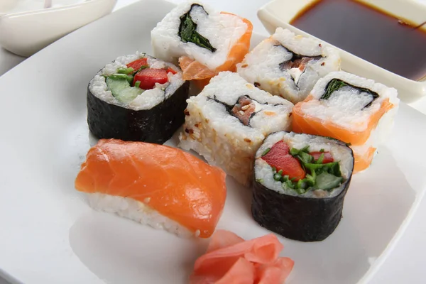 Sushi Und Brötchen Mit Porzellansauce — Stockfoto