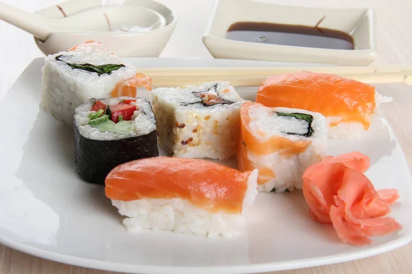 Sushi Rollos Con Salsa Porcelana — Foto de Stock