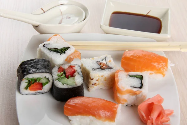 Sushi Och Rullar Med Porslinssås — Stockfoto