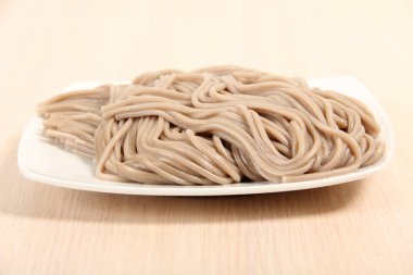 Porselen tabakta kaynamış gri un makarnası.
