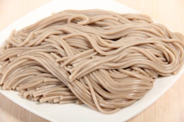 Porselen tabakta kaynamış gri un makarnası.