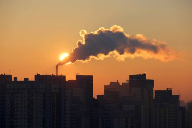 Fabrika bacasından akşam gökyüzüne doğru duman çıkıyor. Küresel ısınma teması üzerine resim