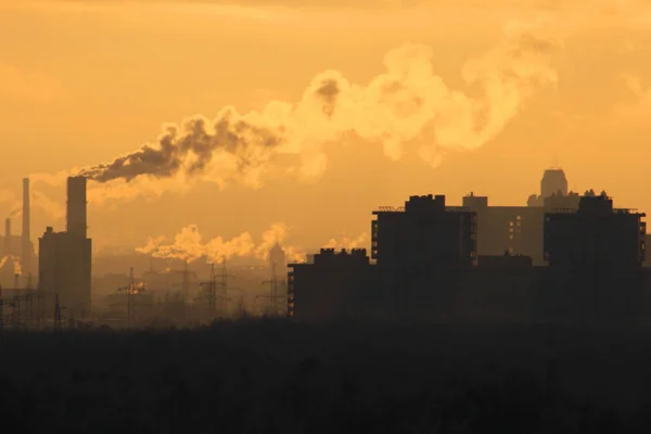 工場の煙突から夜の空に対して煙 地球温暖化をテーマにした画像 — ストック写真