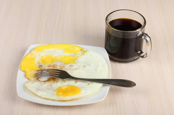 在瓷盘上煎香肠 煎鸡蛋和咖啡 — 图库照片