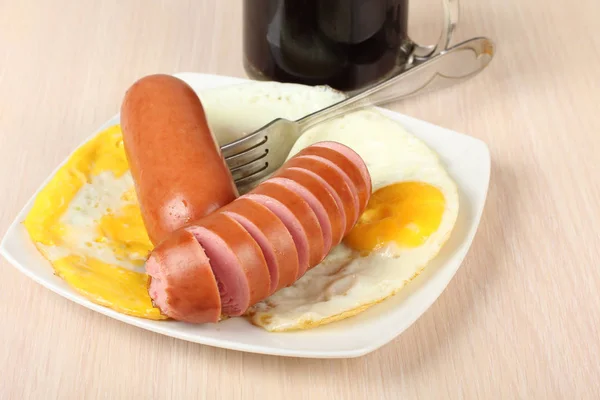 Salsicha Frita Com Ovos Fritos Café Uma Placa Cerâmica — Fotografia de Stock