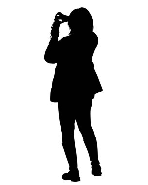 Genç bir kadın elinde bir akıllı telefon tutuyor. Beyaz arka planda izole edilmiş insan siluetleri.