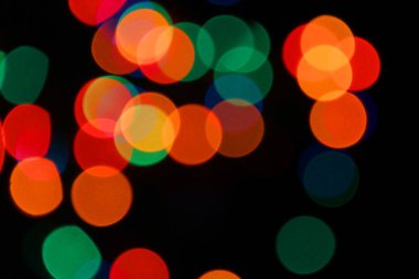 Siyah arkaplanda renkli ışık lekeleri