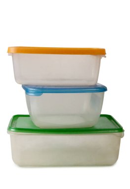 beyaz zemin üzerinde plastik saklama kapları