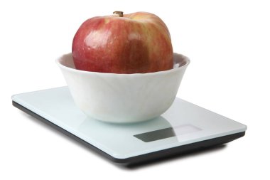 Büyük kırmızı elma beyaz arka planda mutfak terazisinde