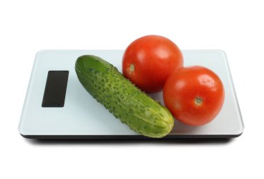 Beyaz arka planda domates ve salatalık.