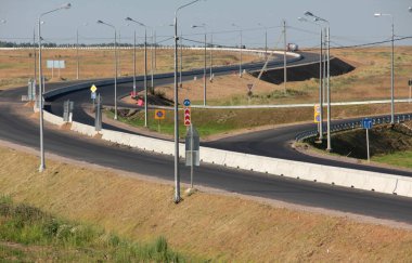 Kırsal kesişimde yol işaretleri ve ışıkları olan otoyol kavşağı