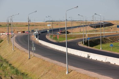 Kırsal kesişimde yol işaretleri ve ışıkları olan otoyol kavşağı