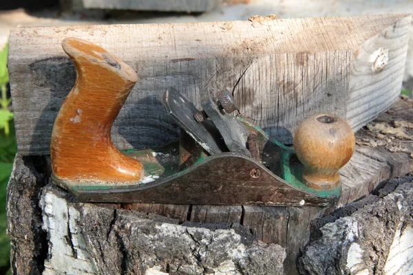 Alte Holzhobel Auf Holzbrettern — Stockfoto