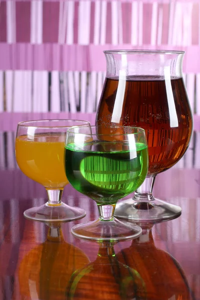 Glasgefäße Mit Bunten Cocktails Auf Dem Tisch — Stockfoto