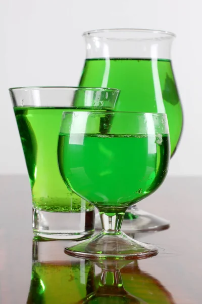 桌上放有绿色鸡尾酒的玻璃瓶 — 图库照片