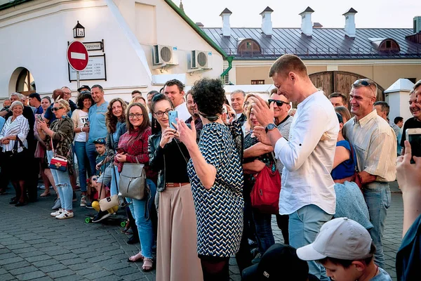 25 de mayo de 2019 Minsk Bielorrusia Fiestas callejeras en la ciudad nocturna — Foto de Stock