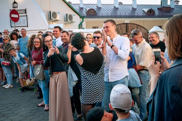 25 de mayo de 2019 Minsk Bielorrusia Fiestas callejeras en la ciudad nocturna — Foto de Stock