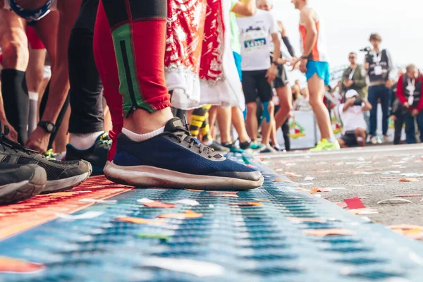 Athletes legs close-up in front of the start line — Stock Photo, Image