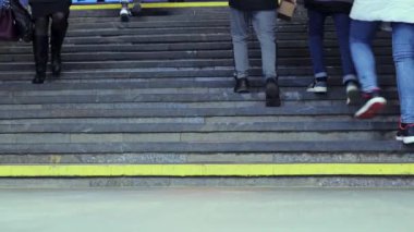 2 Kasım 2019 Minsk Belarus İnsanlar yürüyen merdivenden iniyor.