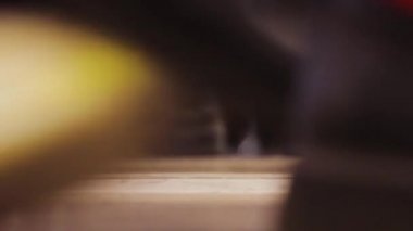 2 Kasım 2019 Minsk Belarus İnsanlar yürüyen merdivenden iniyor.