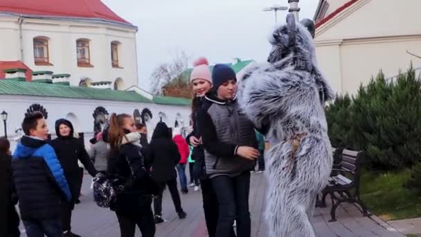 Novembro 2019 Minsk Belarus Crianças Dizem Adeus Homem Traje Uma — Vídeo de Stock