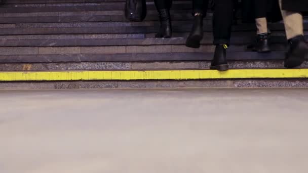 2. November 2019 Minsk Weißrussland Die Menschen gehen die Rolltreppe hinunter — Stockvideo