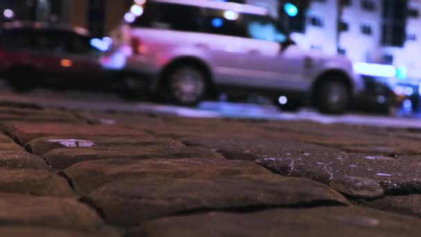 Steinpflaster Vor Der Straße Der Nacht Auf Dem Autos Unschärfe — Stockvideo