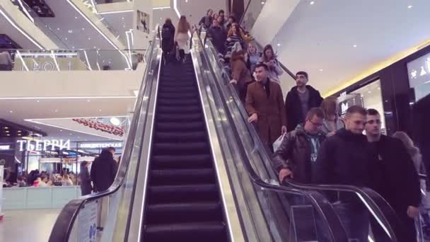 2 Kasım 2019 Minsk Belarus İnsanlar yürüyen merdivenden iniyor. — Stok video