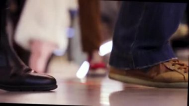 2 Kasım 2019 Minsk Belarus İnsanlar yürüyen merdivenden iniyor.