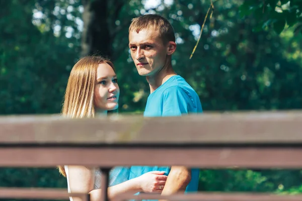 A guy and a girl are walking in the park — Stock Photo, Image